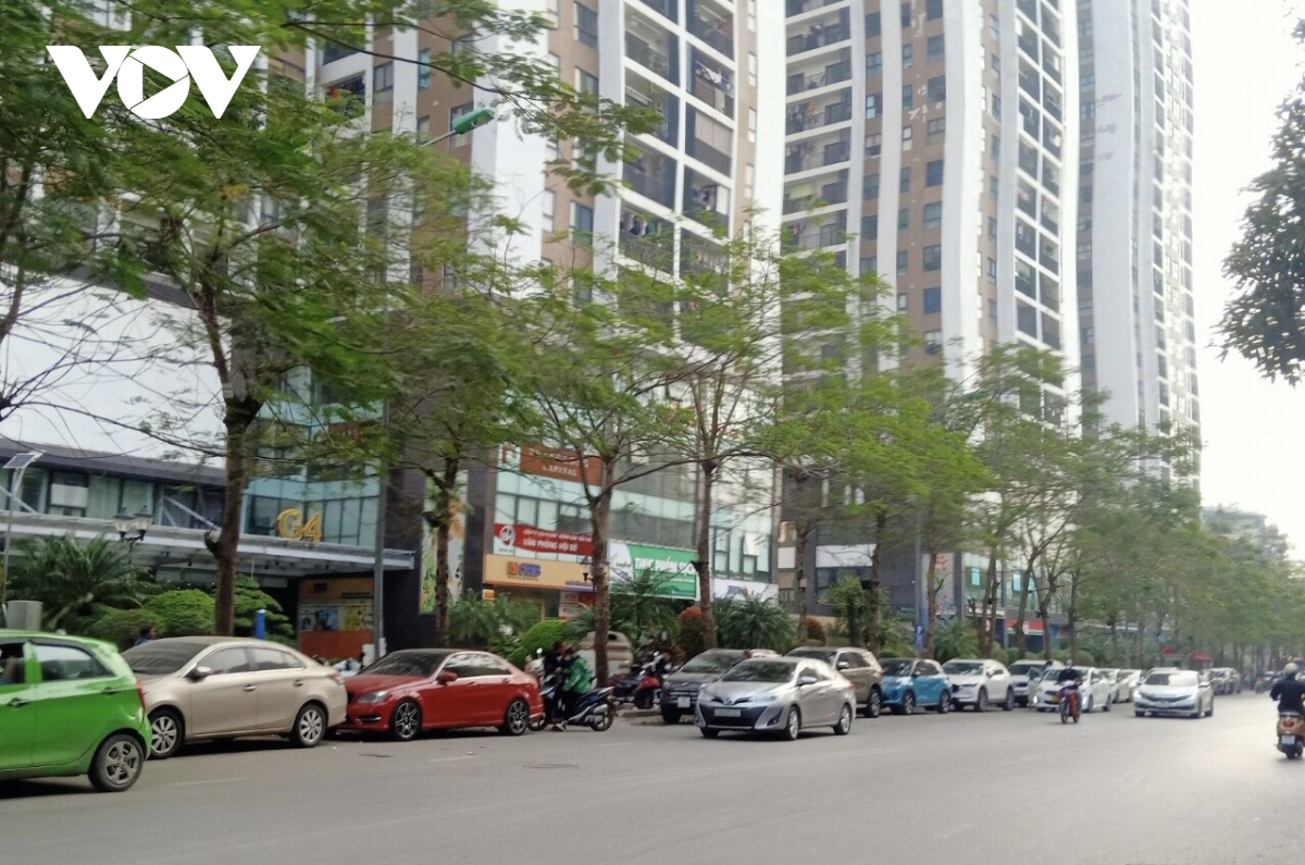 via he, long duong khuong Dinh o ha noi bi chiem dung lam noi trong giu xe hinh anh 10
