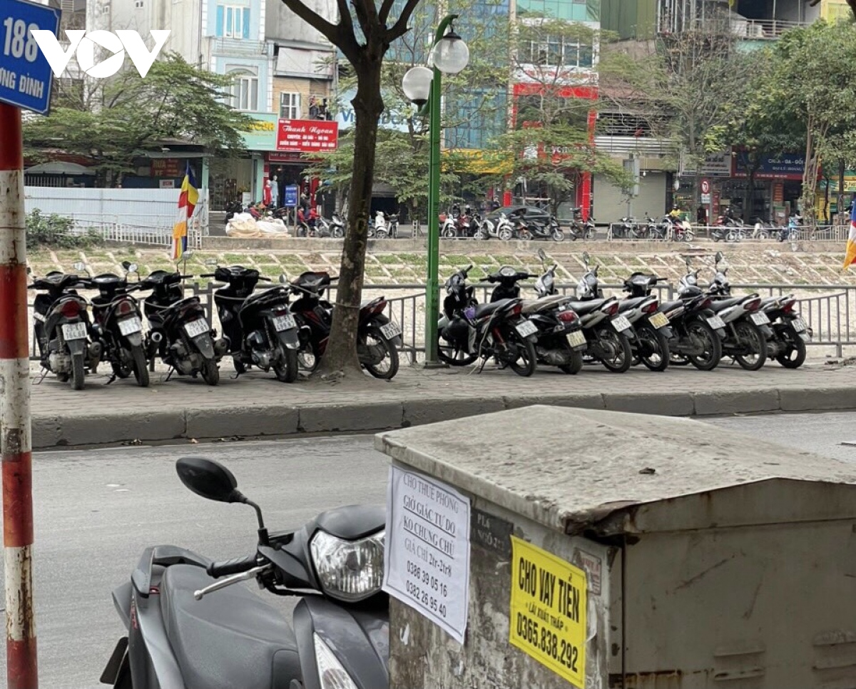 via he, long duong khuong Dinh o ha noi bi chiem dung lam noi trong giu xe hinh anh 11