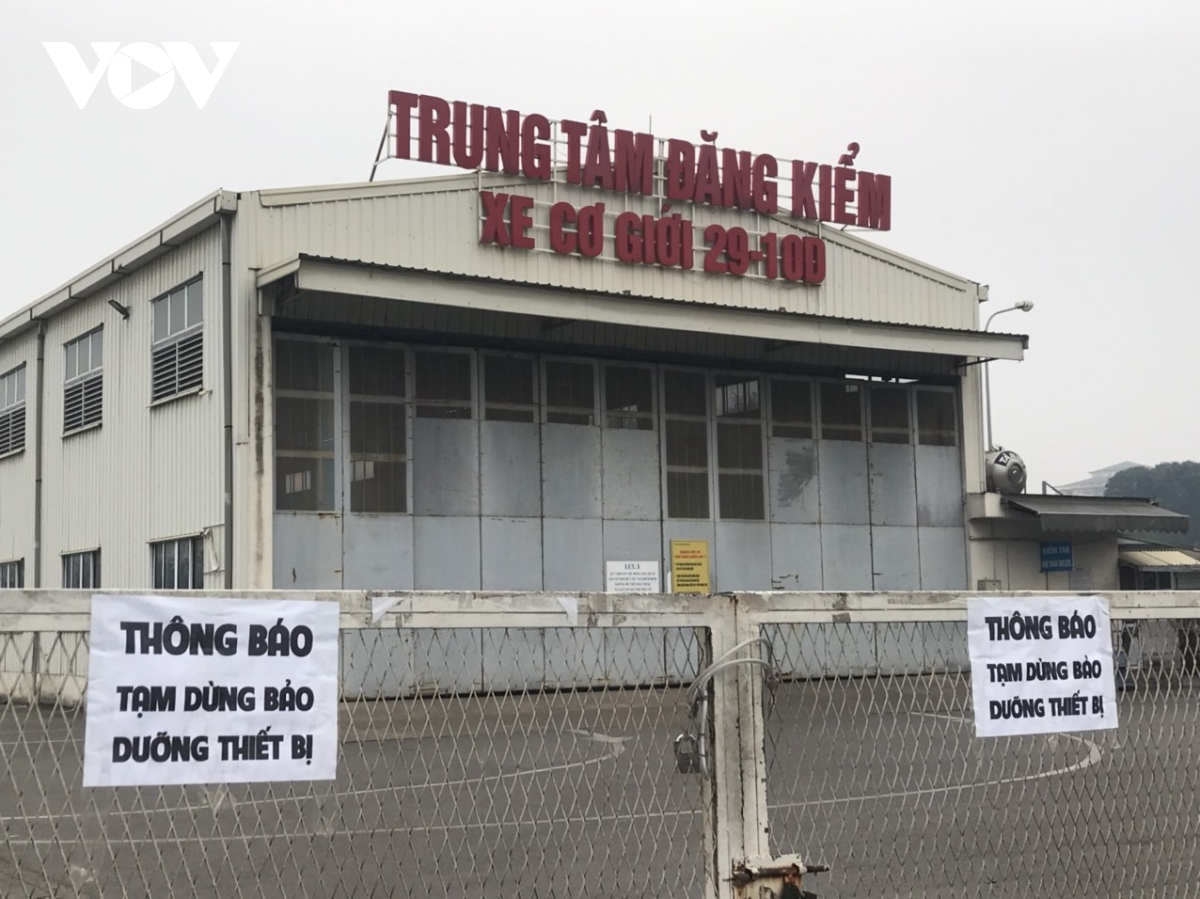 ha noi tai dien canh xep hang cho dang kiem trong dem hinh anh 1