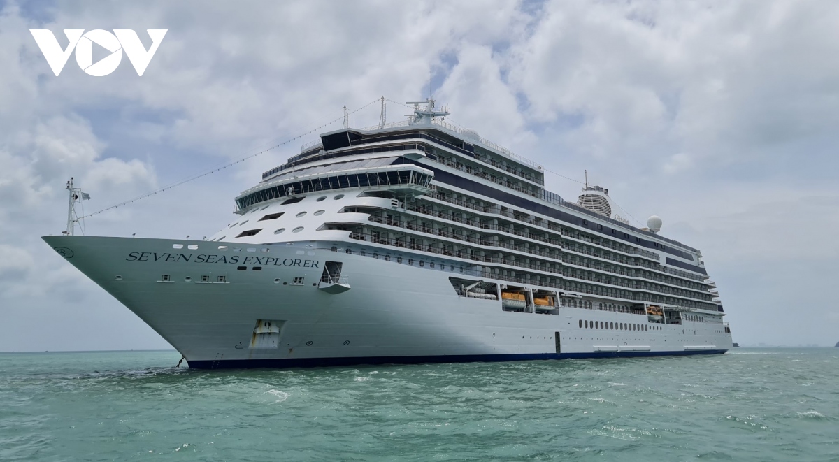 tau du lich seven seas explorer cap cang nha trang hinh anh 2