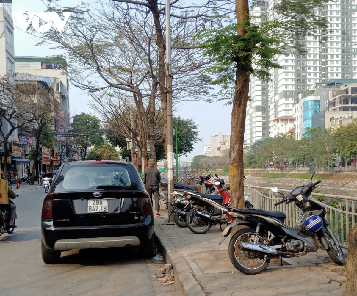 via he, long duong khuong Dinh o ha noi bi chiem dung lam noi trong giu xe hinh anh 2