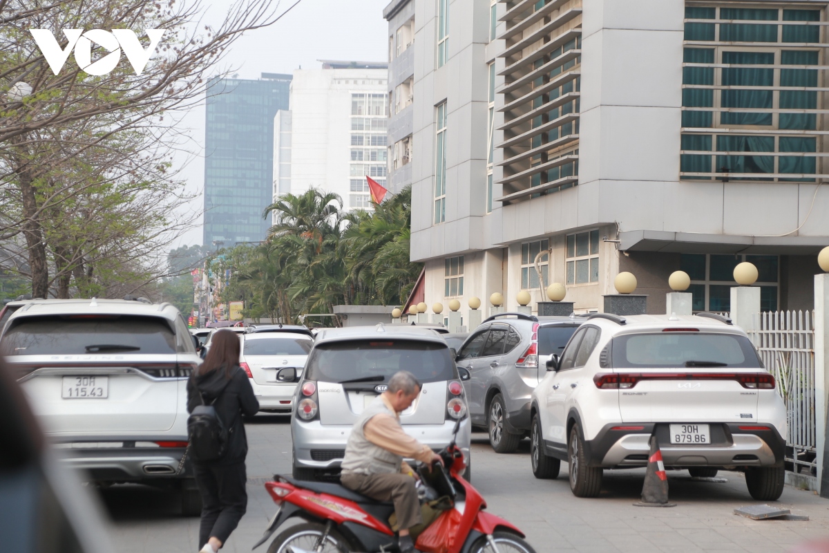 O to ngang nhien do kin via he bat chap no luc dep via he cua ha noi hinh anh 10