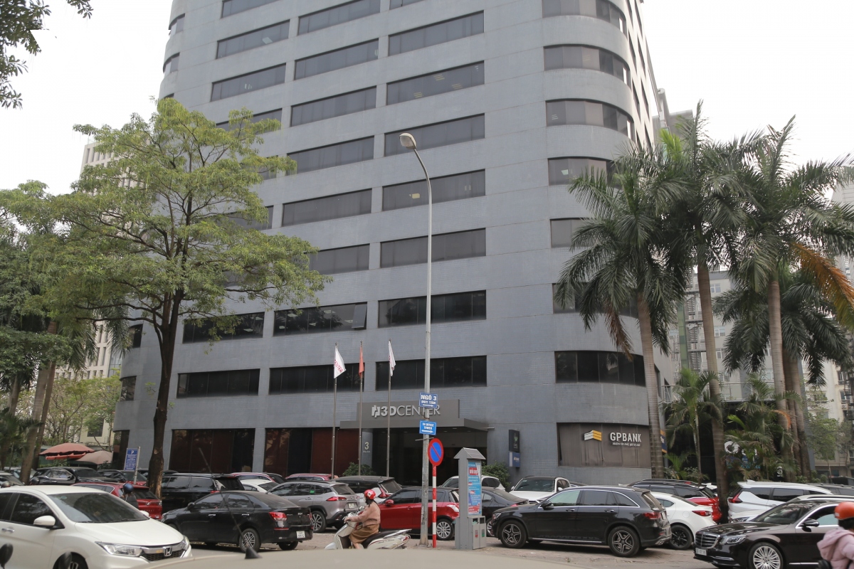 O to ngang nhien do kin via he bat chap no luc dep via he cua ha noi hinh anh 12