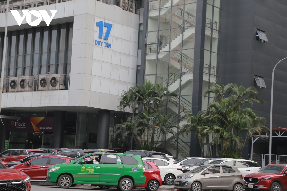 O to ngang nhien do kin via he bat chap no luc dep via he cua ha noi hinh anh 13