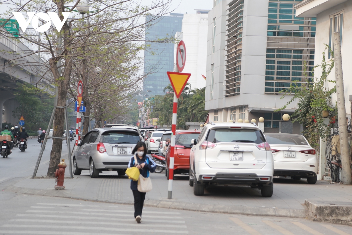 O to ngang nhien do kin via he bat chap no luc dep via he cua ha noi hinh anh 2