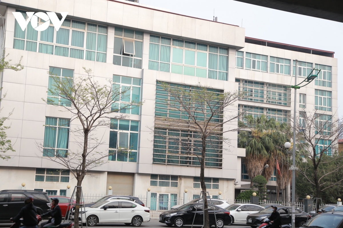 O to ngang nhien do kin via he bat chap no luc dep via he cua ha noi hinh anh 3