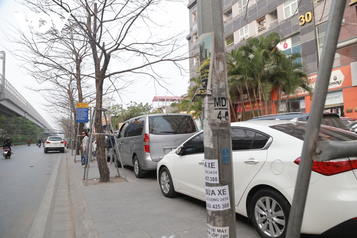 O to ngang nhien do kin via he bat chap no luc dep via he cua ha noi hinh anh 4