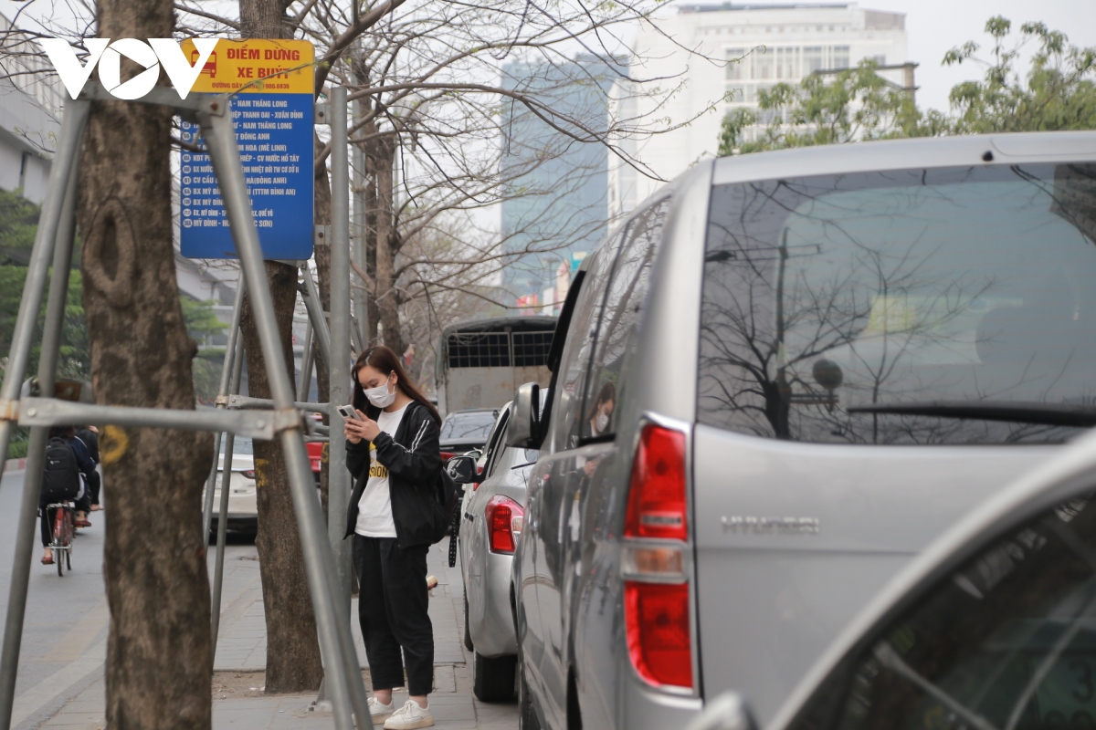 O to ngang nhien do kin via he bat chap no luc dep via he cua ha noi hinh anh 5