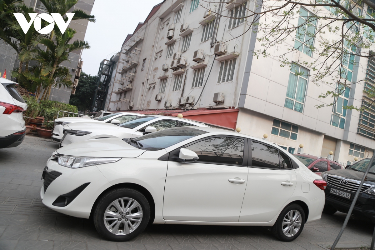 O to ngang nhien do kin via he bat chap no luc dep via he cua ha noi hinh anh 7