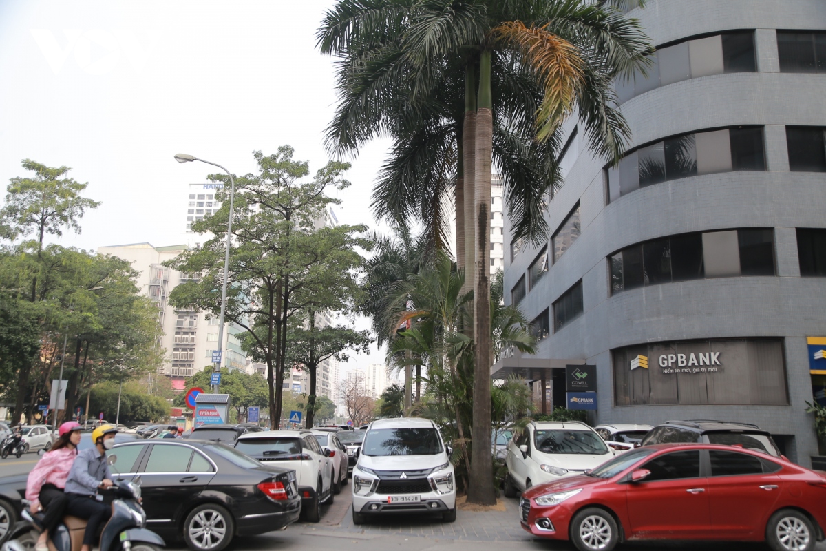 O to ngang nhien do kin via he bat chap no luc dep via he cua ha noi hinh anh 8