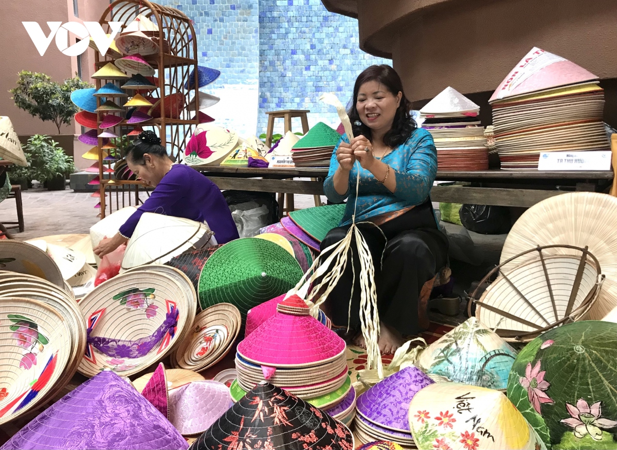 ton vinh 10 nu nghe nhan va quang ba san pham sang tao lang nghe truyen thong hinh anh 2