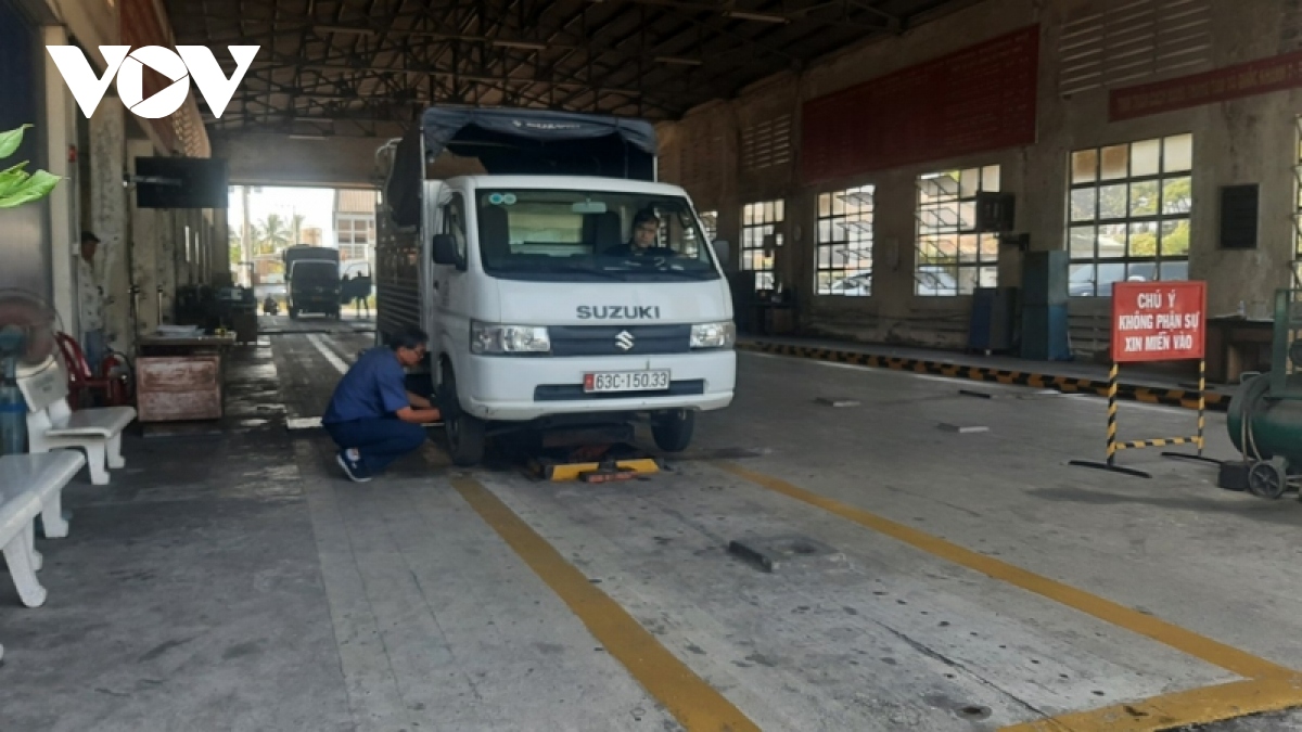 Dang kiem xe co gioi tai tien giang noi vang khach, cho qua tai hinh anh 2