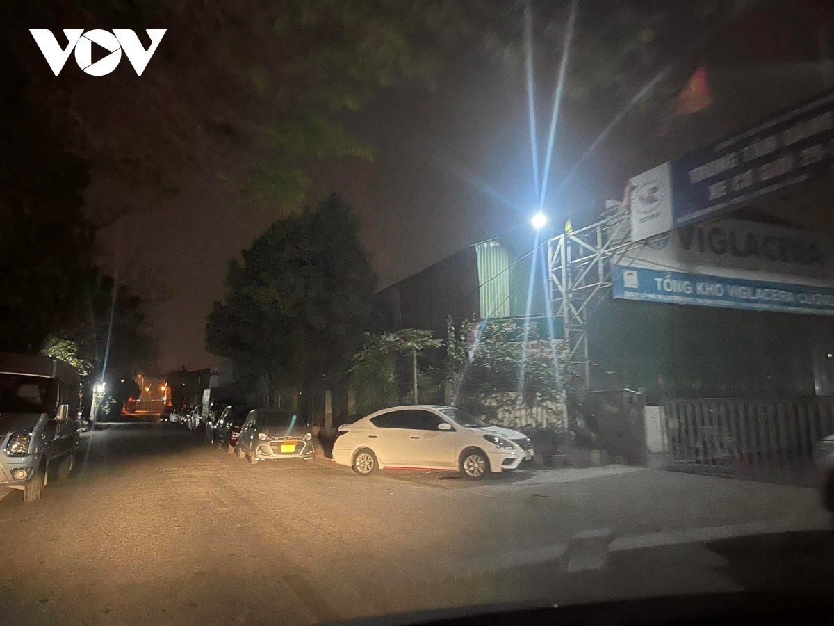ha noi tai dien canh xep hang cho dang kiem trong dem hinh anh 12