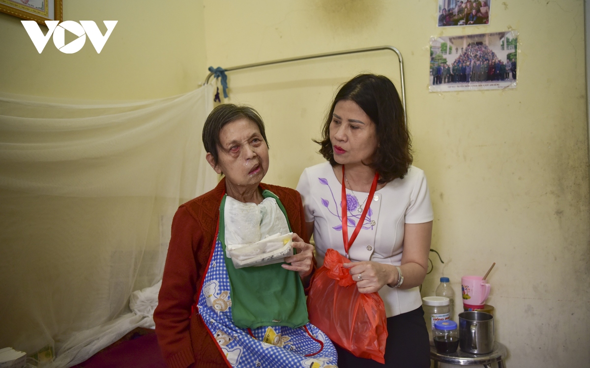 ngay 8 3 cua nhung cu ba neo don o noi trao gui yeu thuong hinh anh 3