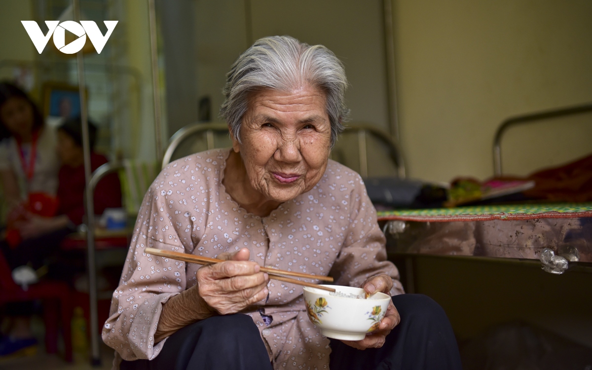 ngay 8 3 cua nhung cu ba neo don o noi trao gui yeu thuong hinh anh 1