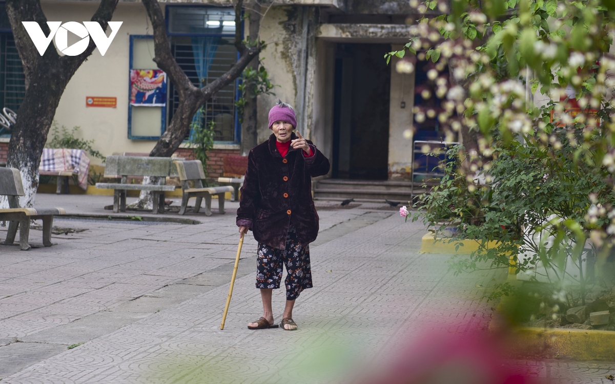 ngay 8 3 cua nhung cu ba neo don o noi trao gui yeu thuong hinh anh 2