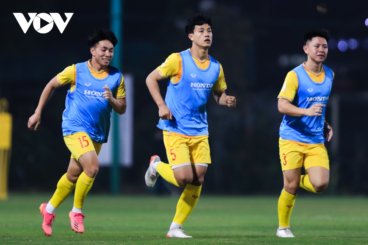 hlv troussier cho u23 viet nam tap luyen toi nua dem hinh anh 1