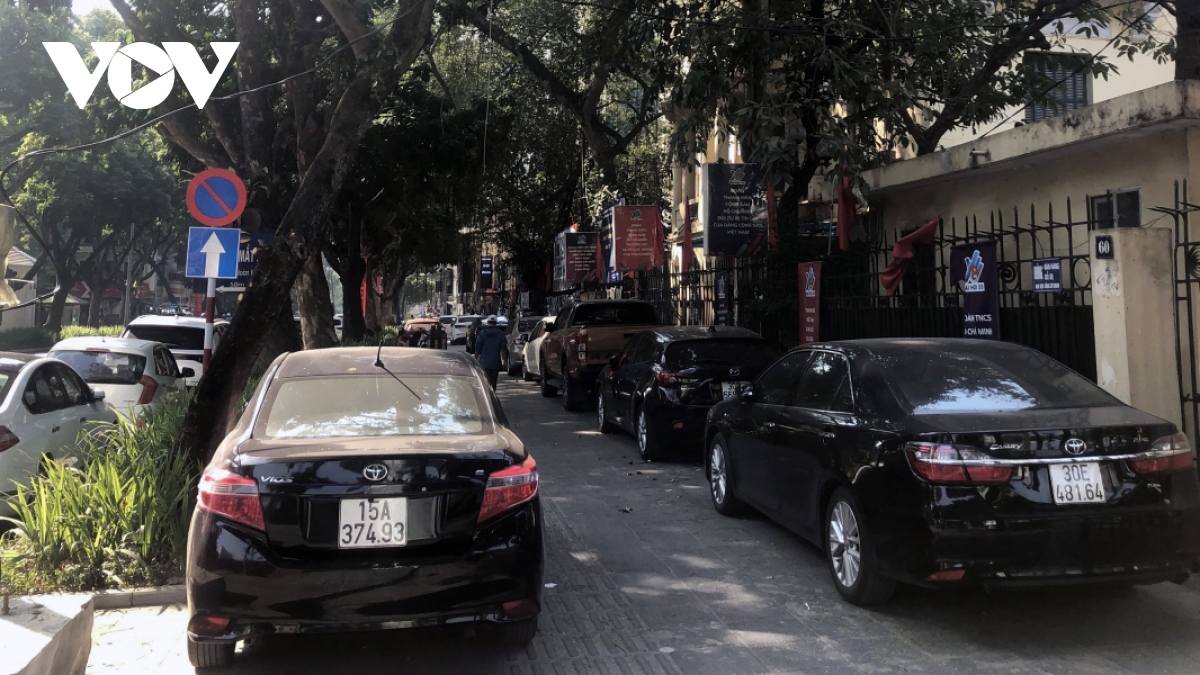 cong khai thong tin chu tich ubnd quan, huyen, thi xa de xay ra lan chiem via he hinh anh 1