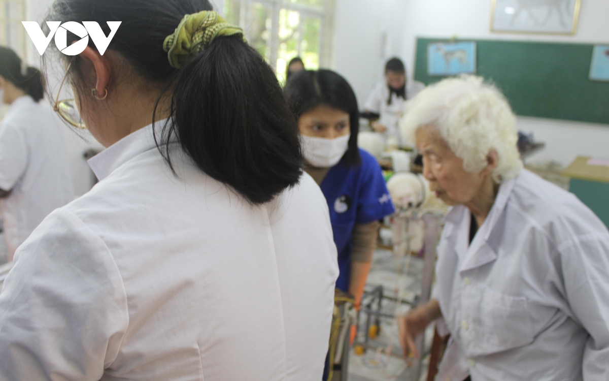 can canh phong kham thu y mien phi cua ba giao 90 tuoi o ha noi hinh anh 9