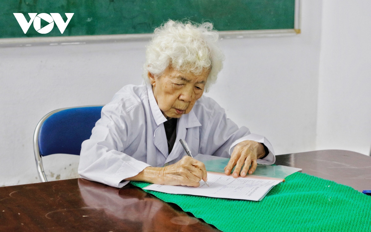 can canh phong kham thu y mien phi cua ba giao 90 tuoi o ha noi hinh anh 1