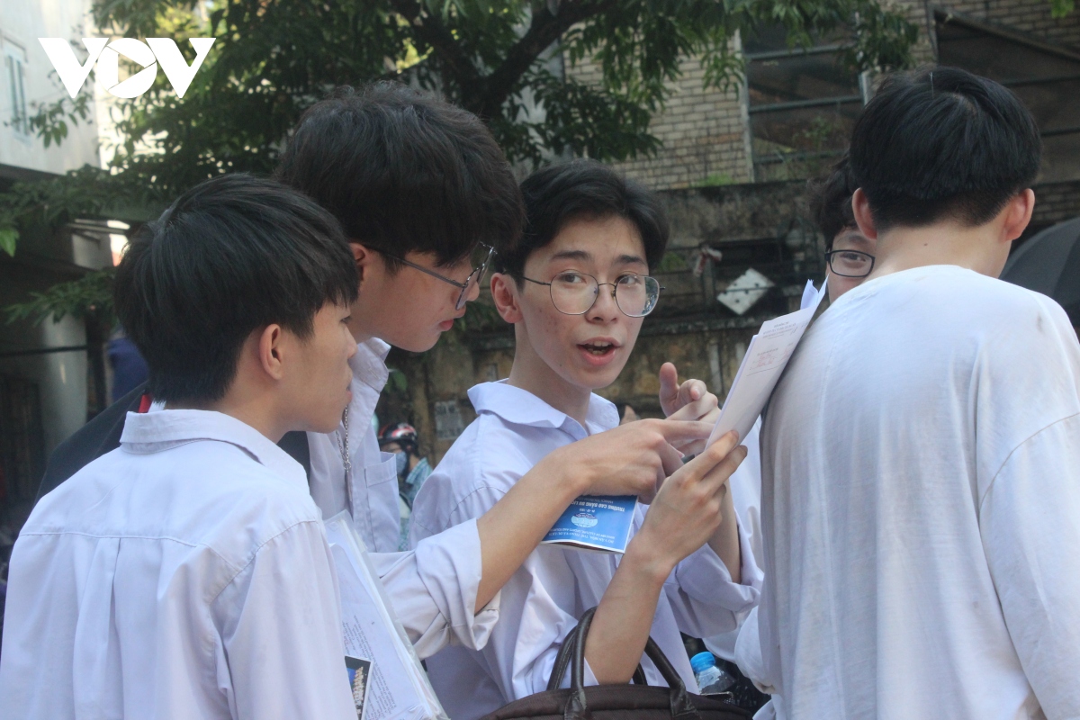 De thi tham khao bai khtn nam chac kien thuc sgk, thi sinh co the dat 6-7 diem hinh anh 1