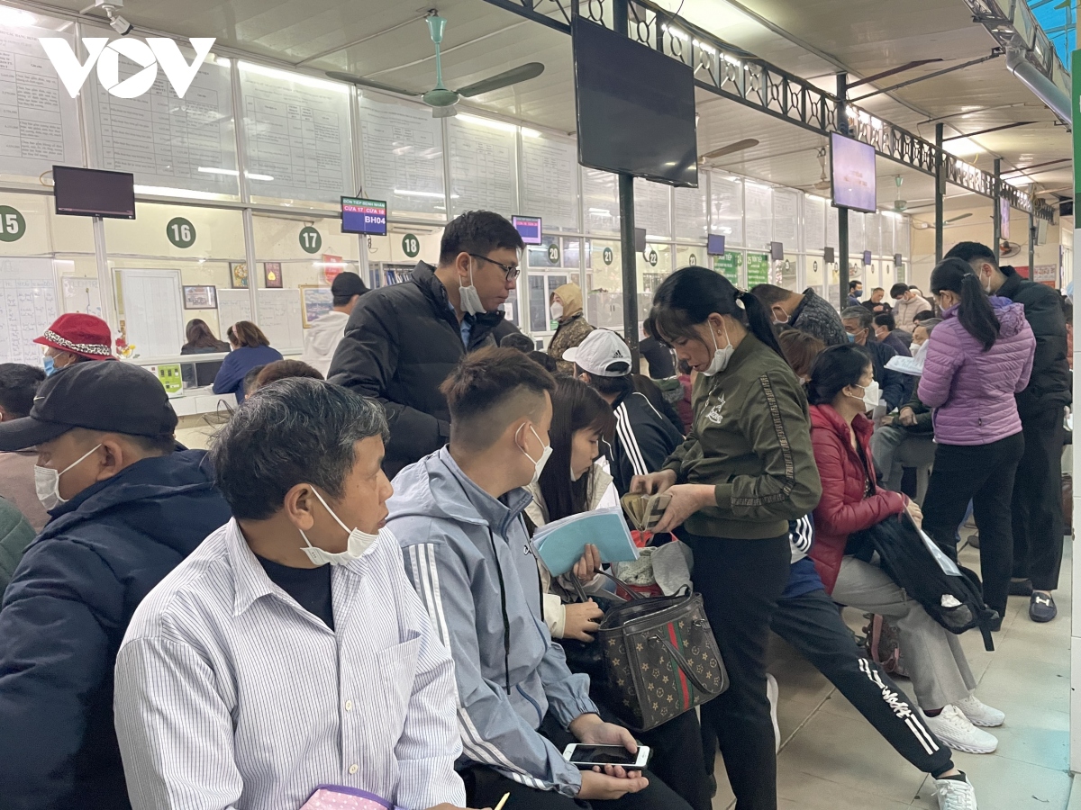 cac benh vien trung uong kham, chua benh ra sao trong khi thieu vat tu y te hinh anh 1
