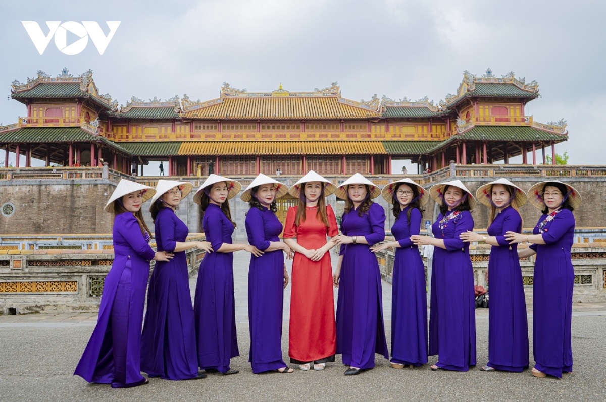 thua thien hue mien ve tham quan cho phu nu mac ao dai dip 8 3 hinh anh 1