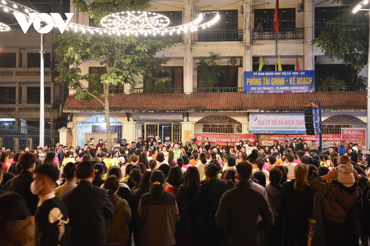 pho di bo son tay dong vui buoi toi, sang ngay xe co di lai ao ao hinh anh 9