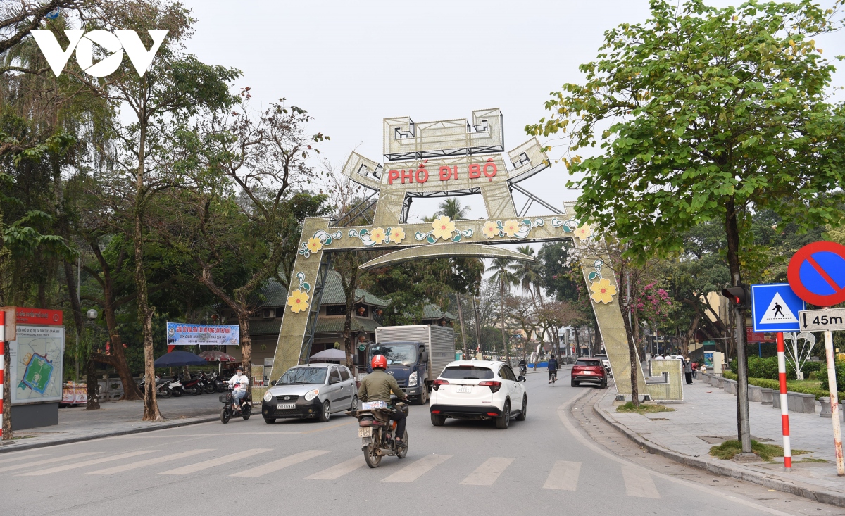 pho di bo son tay dong vui buoi toi, sang ngay xe co di lai ao ao hinh anh 15