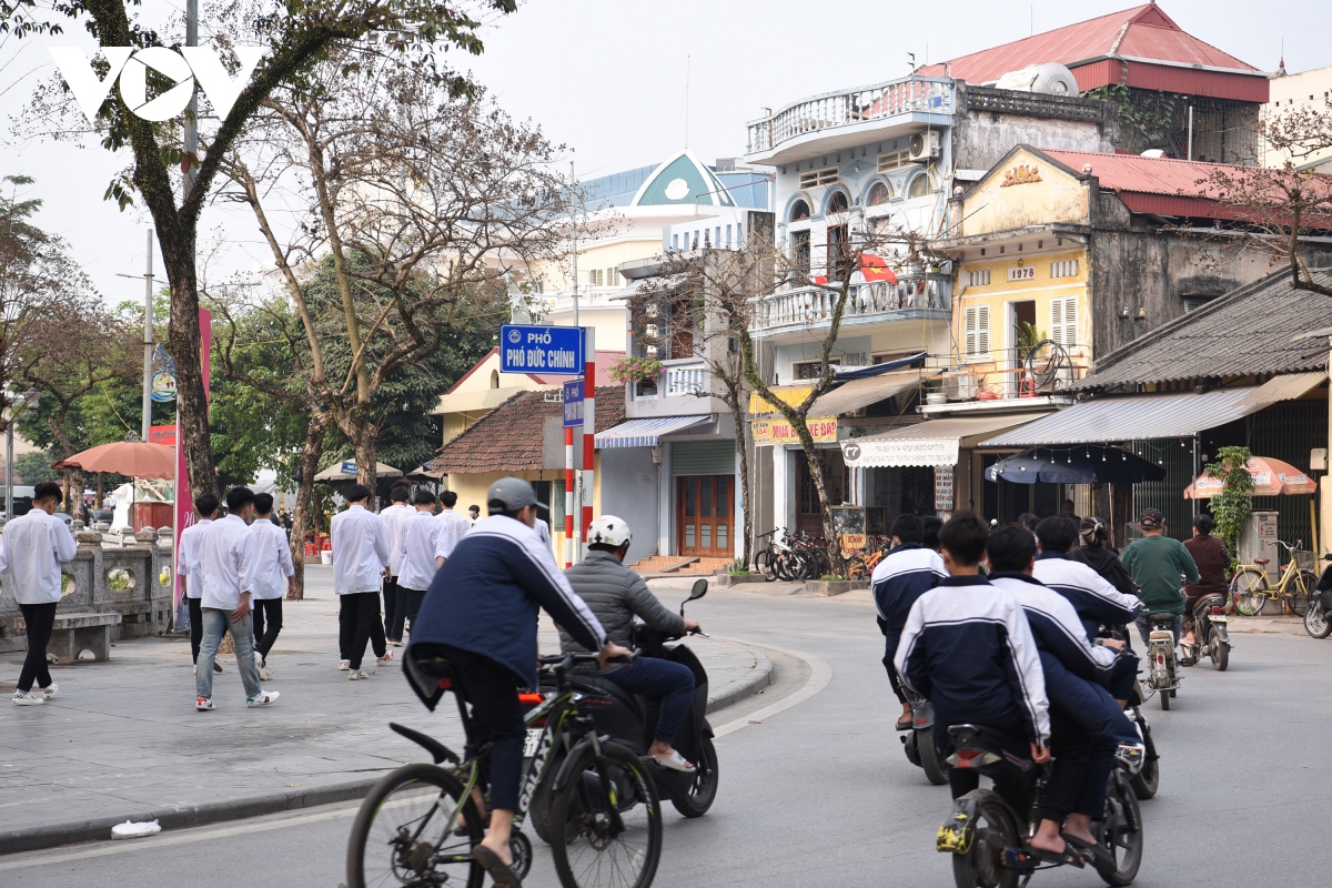 pho di bo son tay dong vui buoi toi, sang ngay xe co di lai ao ao hinh anh 16
