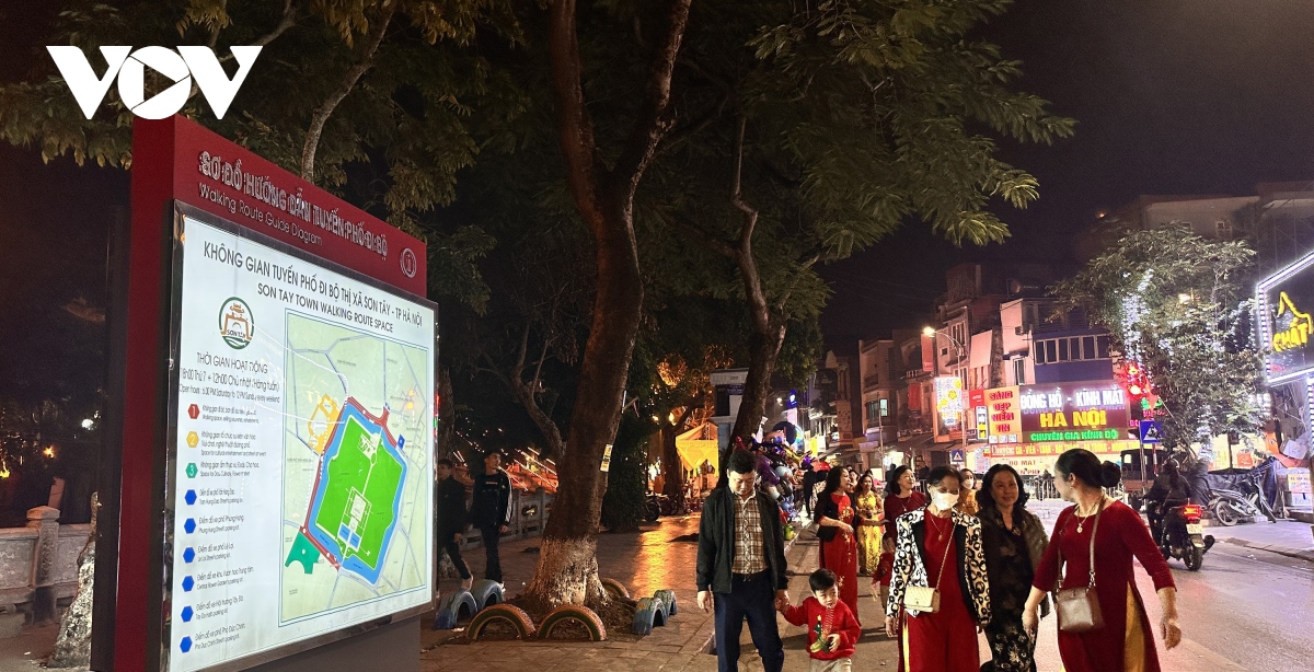 pho di bo son tay dong vui buoi toi, sang ngay xe co di lai ao ao hinh anh 12