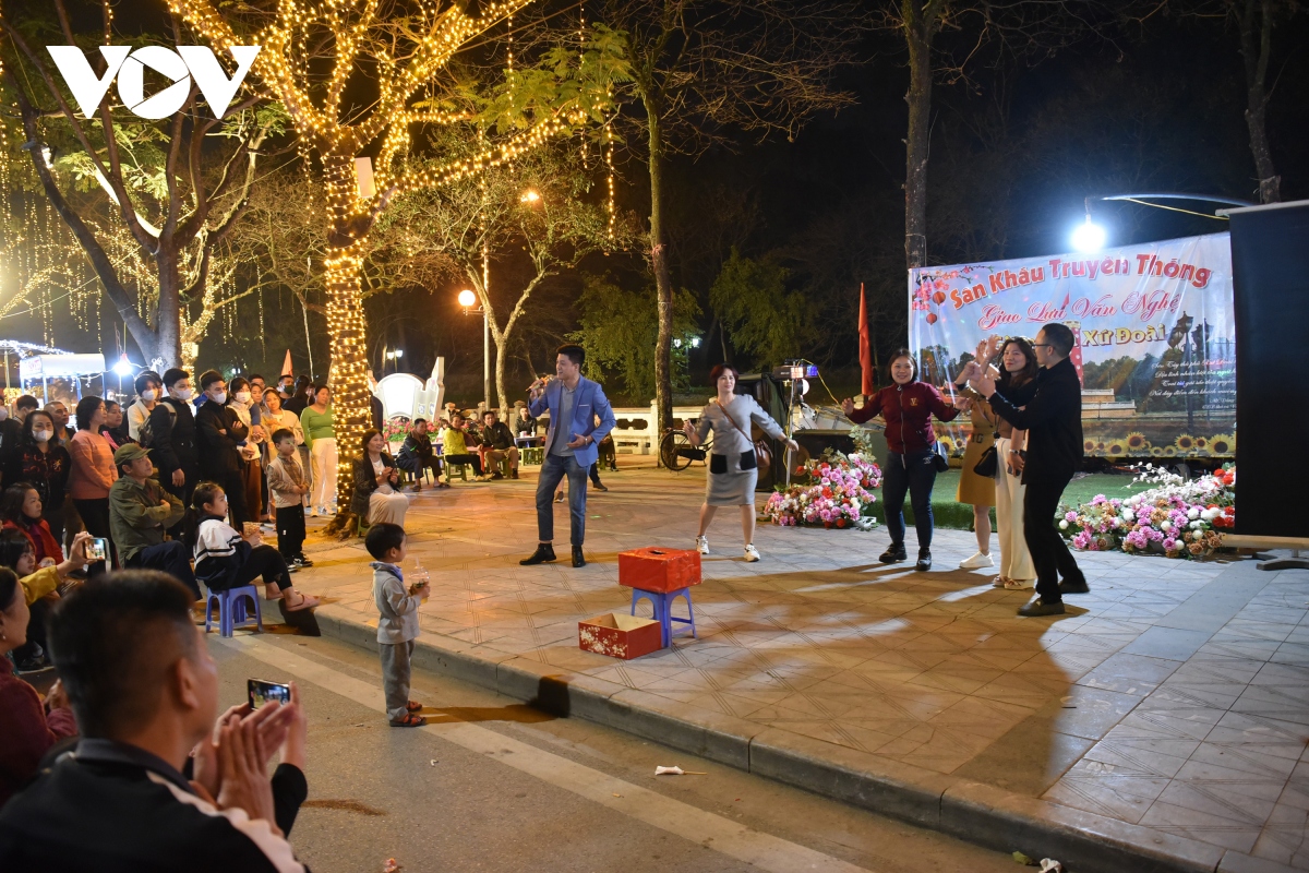 pho di bo son tay dong vui buoi toi, sang ngay xe co di lai ao ao hinh anh 6