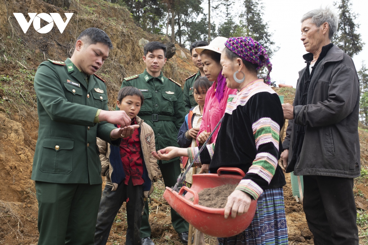 can bo bien phong biet 5 thu tieng dan toc hinh anh 1