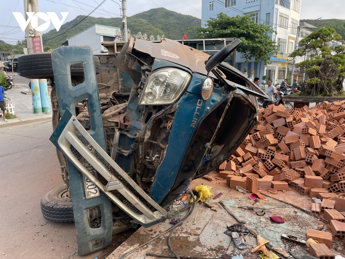 xe tai cho gach lat nghieng, tai xe tu vong trong cabin hinh anh 2