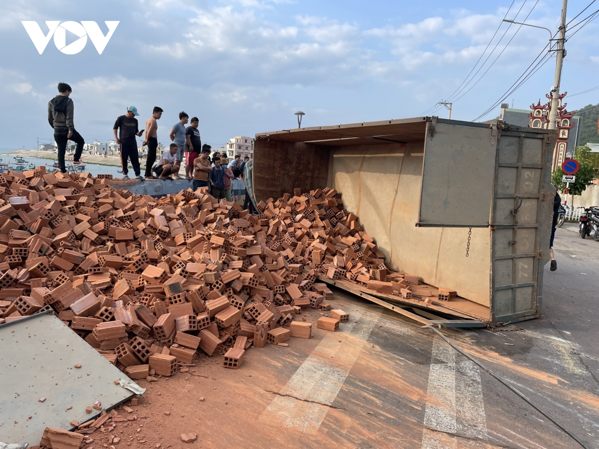 xe tai cho gach lat nghieng, tai xe tu vong trong cabin hinh anh 1