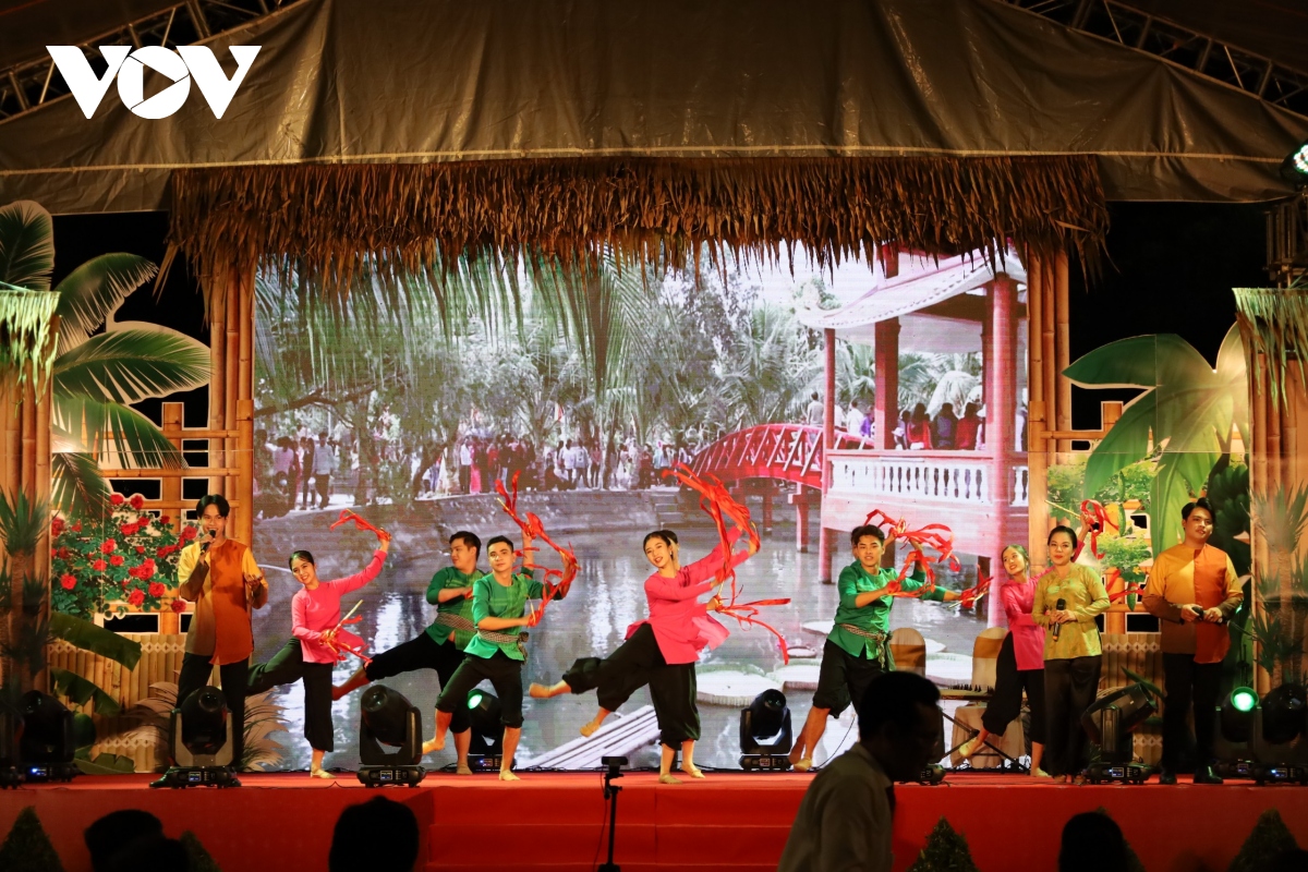 san khau phia nam thieu vang tac pham ve van de nong bong, duong dai hinh anh 1