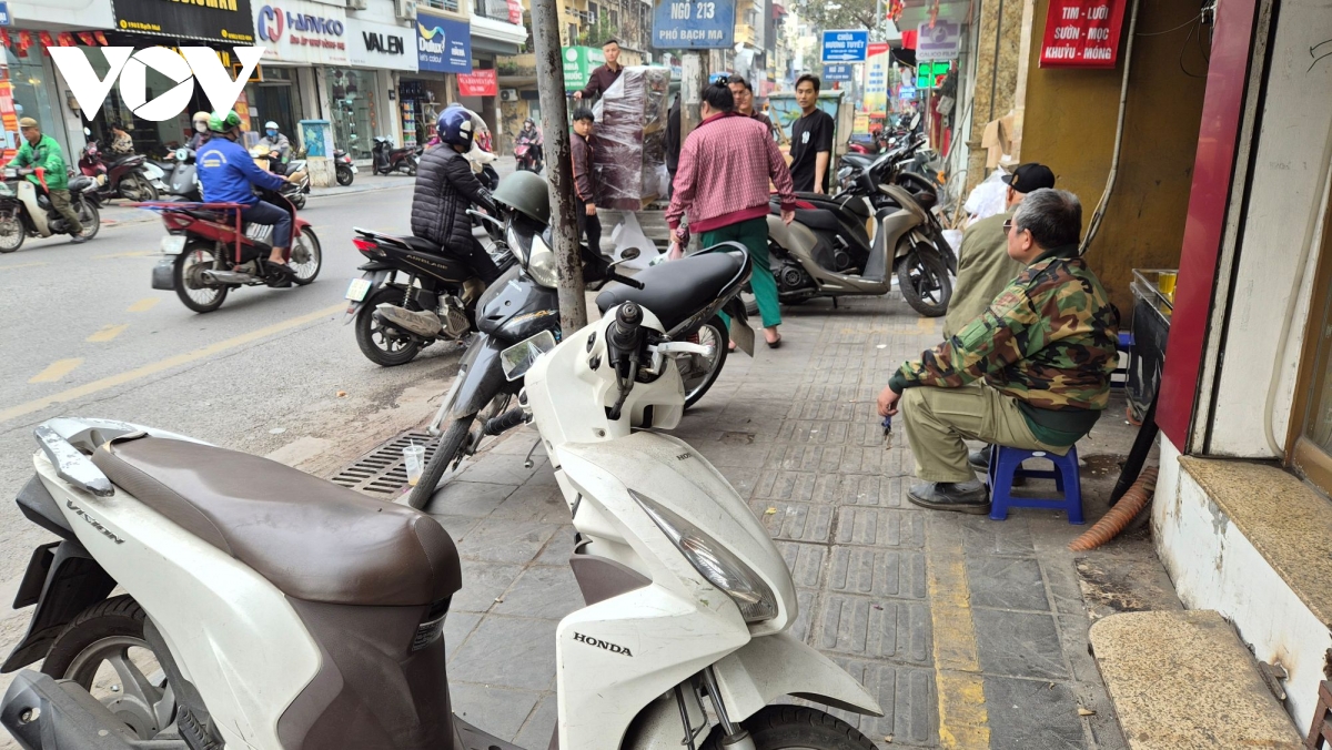 Ai muốn ngồi lê, ai muốn lập lại trật tự vìa hè? 