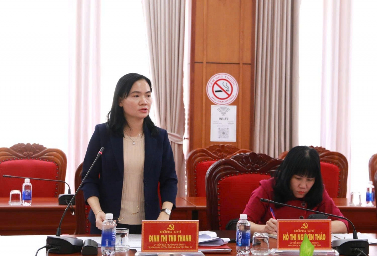 Bà Đinh Thị Thu Thanh, Trưởng ban Tuyên giáo và Dân vận tỉnh Đắk Lắk báo cáo về công tác thông tin tuyên truyền bầu cử.  