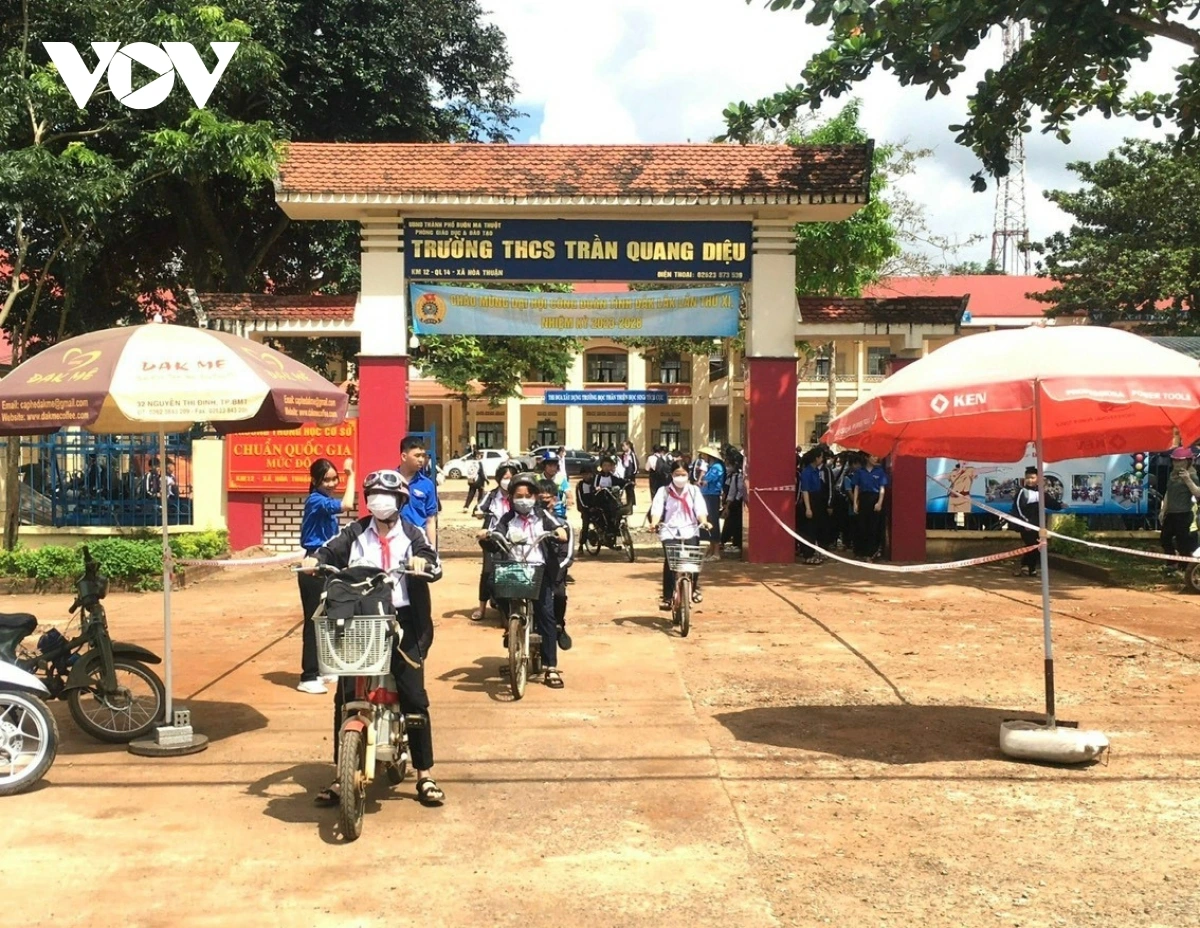 Nhiều học sinh ở Đắk Lắk thường xuyên sử dụng xe đạp, xe máy điện đến trường.