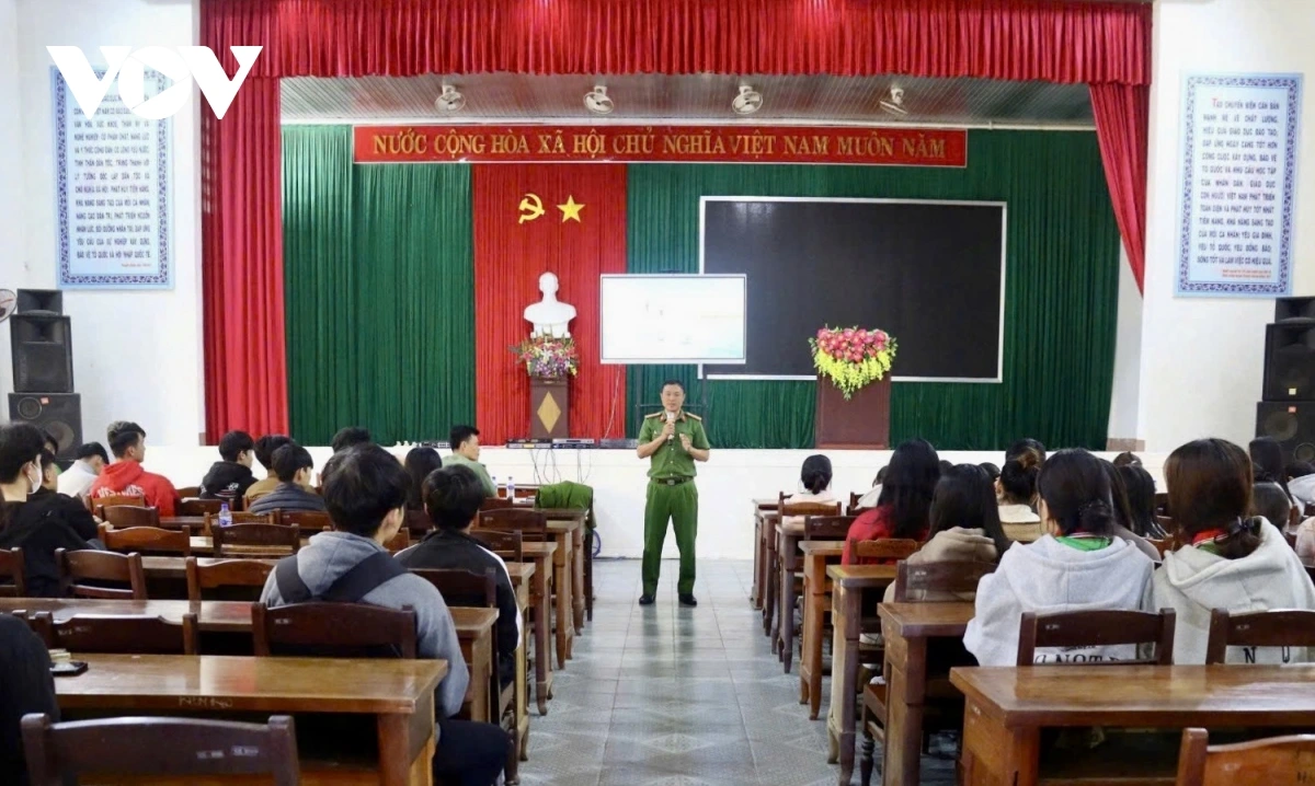 Sở Giáo dục và Đào tạo tỉnh Đắk Lắk phối hợp với Công an tỉnh tổ chức tuyên truyền về an ninh an toàn cho học sinh, sinh viên. 