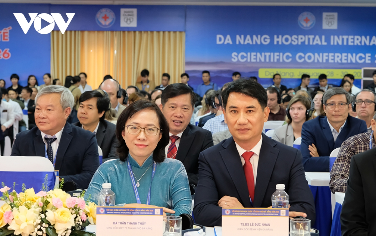 ba_tran_thanh_thuy_giam_doc_so_y_te_va_ts.bs_le_duc_nhan_giam_doc_benh_vien_da_nang_tai_hoi_nghi.jpg