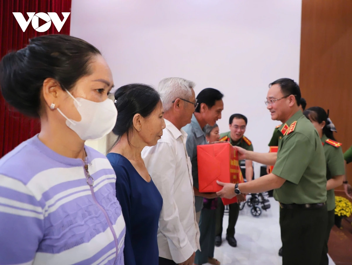 Bộ Công an trao 1.000 phần quà Tết cho người dân Cần Thơ