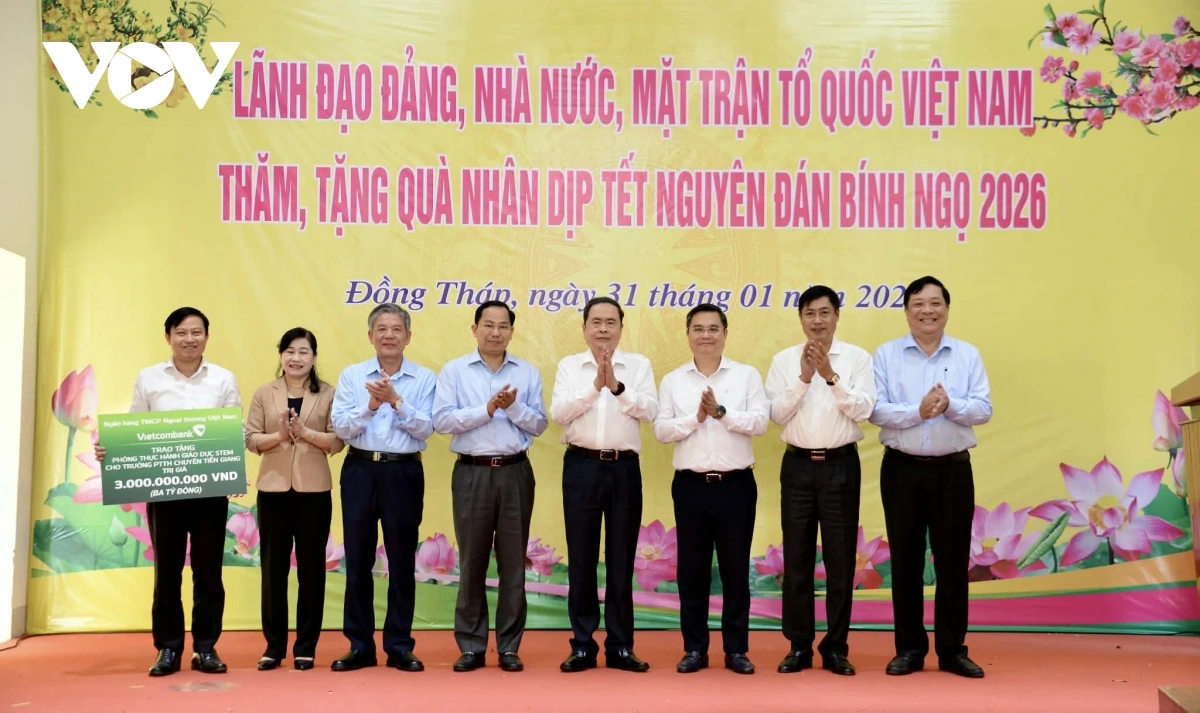 chu_tich_quoc_hoi_trao_bien_bieu_trung_tang_tien_lo_tet.jpeg
