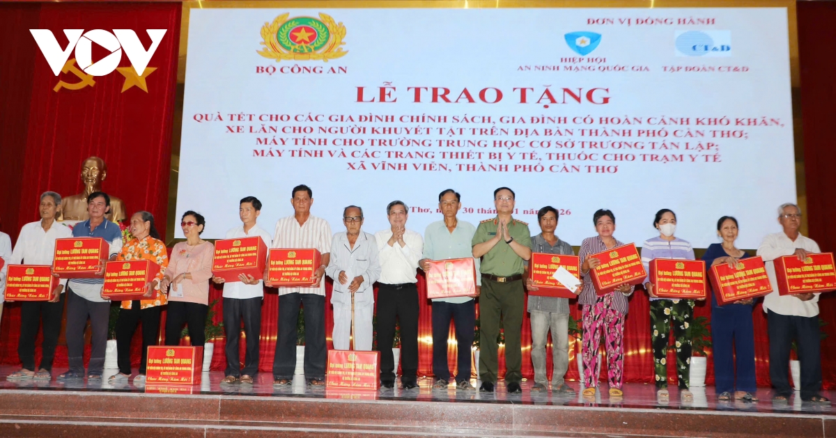 Trao tặng quà Tết cho các gia đình chính sách, gia đình có hoàn cảnh khó khăn