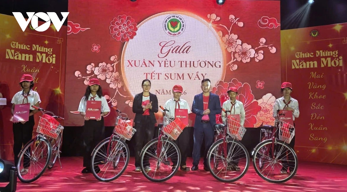 2 tặng quà.jpg