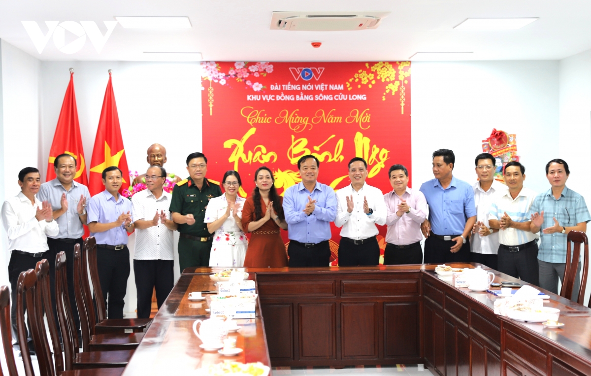 3_doan_cong_tac_cua_tinh_ca_mau_chup_anh_ky_niem_cung_lanh_dao_vien_chuc_vov_dbscl.jpg