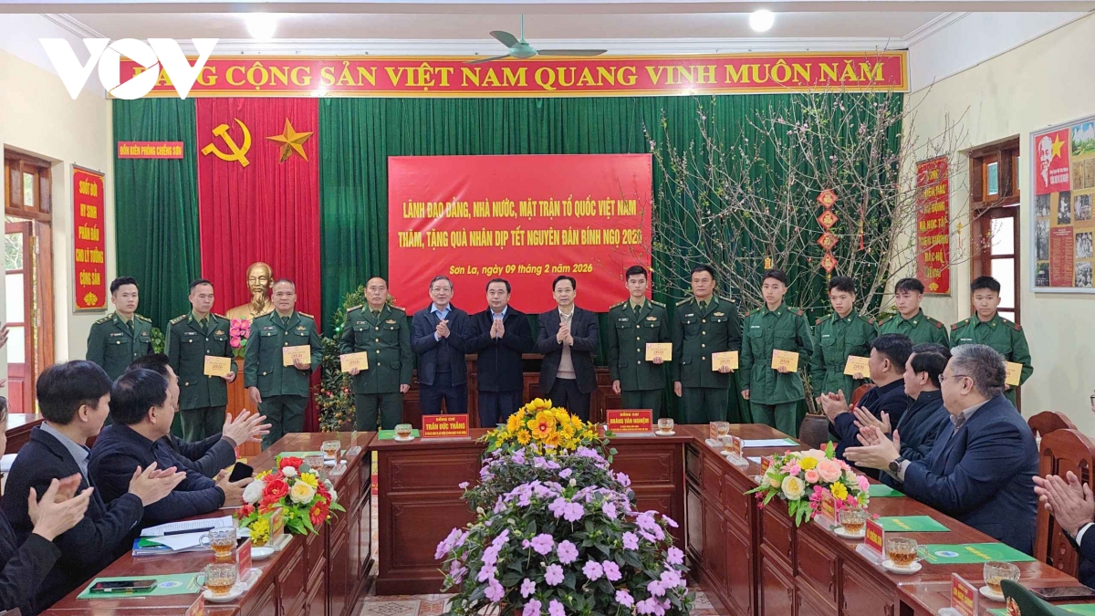 4._doan_cong_tac_tang_qua_can_bo_chien_si_co_hoan_canh_kho_khan_tai_don_bien_phong_chieng_son.jpg