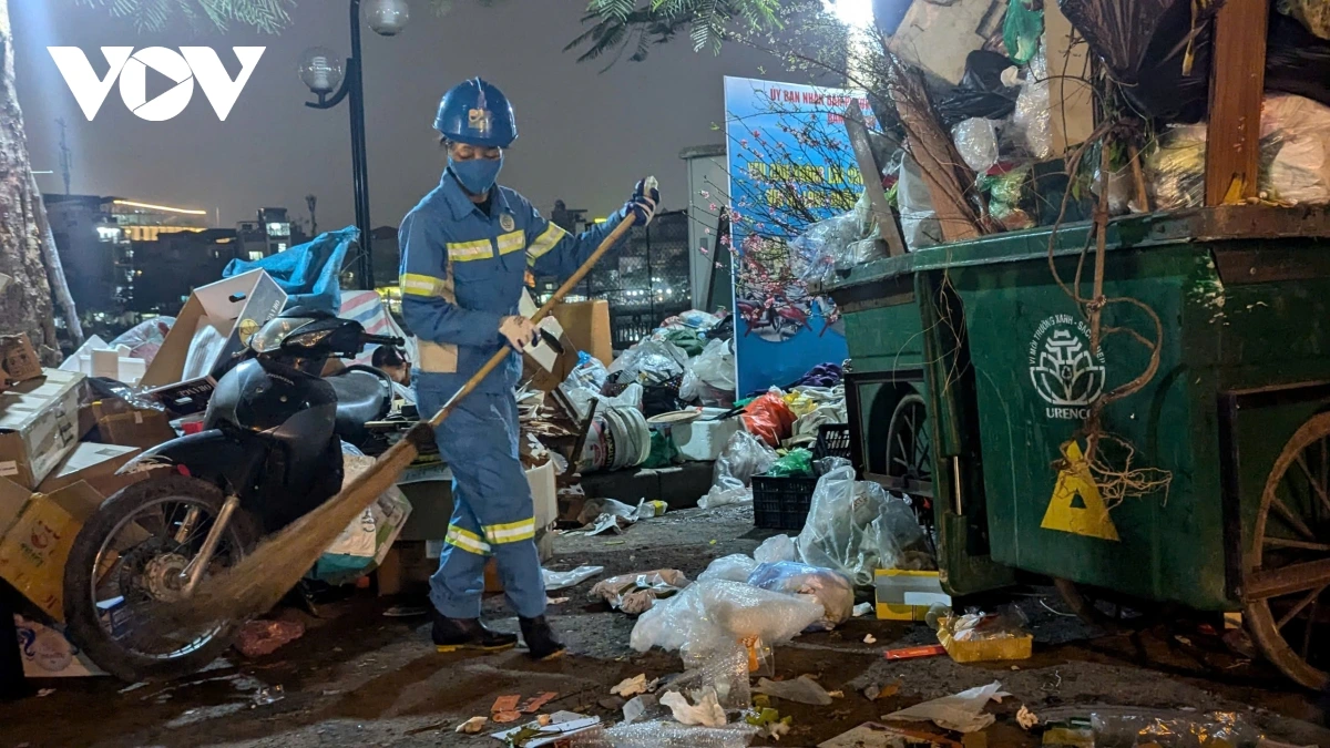 23 năm gắn bó với nghề công nhân môi trường cũng là từng ấy năm chị Điệp đón Tết ngoài đường, quen với việc nghe tiếng pháo hoa từ một góc phố xa nhà