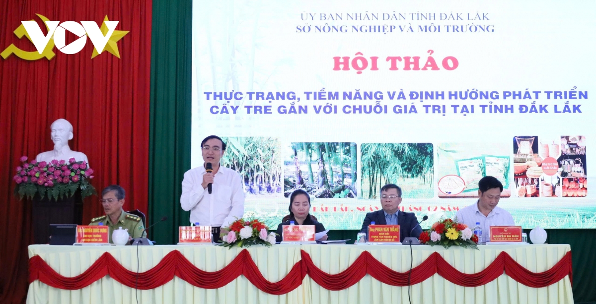 Ông Đinh Văn Đang, Giám đốc Trung tâm Khuyến nông tỉnh Đắk Lắk giải đáp những câu hỏi của nông dân về phát triển cây tre tại địa phương.