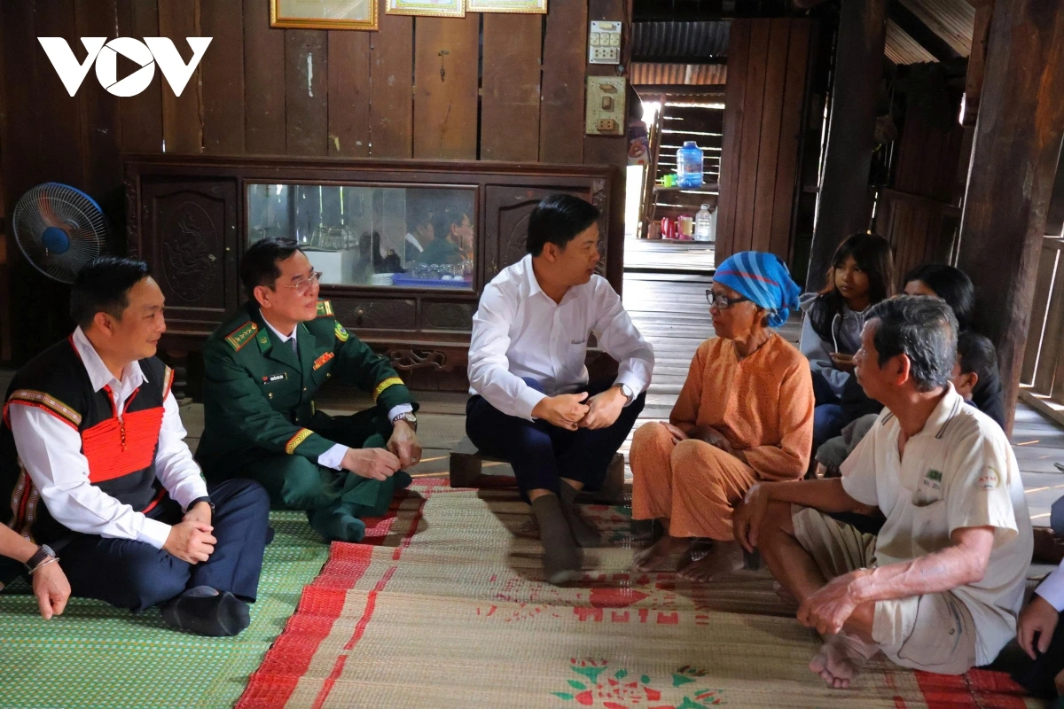 Ông Lương Nguyễn Minh Triết trò chuyện cùng gia đình bà H Đhe Glan, động viên gia đình cố gắng hơn nữa trong năm mới.